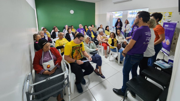 Roda de conversa com idosos, no Junho Violeta (Cedida/PMA).
