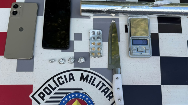 Drogas, celulares e outros objetos apreendidos (Cedida/PM).