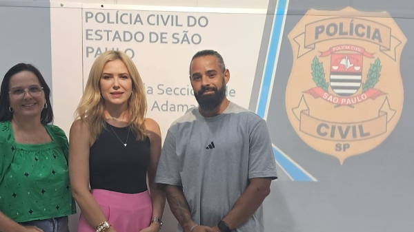 A delegada Laiza Fernanda Rigatto, ao centro, e educadores da escola (Cedida/PC).