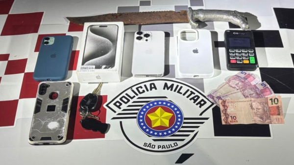 Itens do roubo recuperados e objetos relacionados ao crime apreendidos pelos policiais (Cedida/PM).