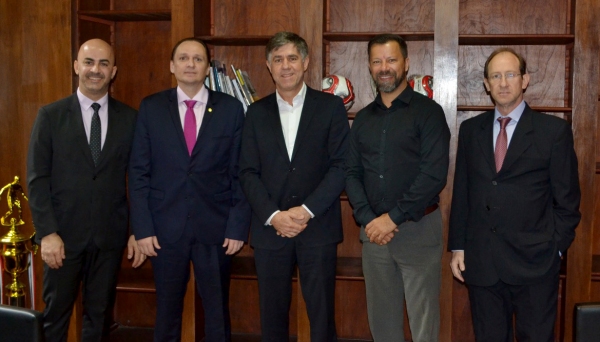 Vereador Acácio Rocha, deputado Ricardo Bentinho, prefeito Márcio Cardim, Sr. Jaime Ferreira e vereador Eduardo Fiorillo na Secretaria Estadual dos Esportes, Lazer e Juventude (SEJEL)