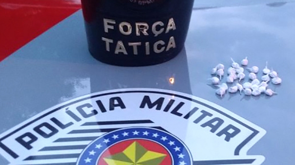 Como saldo da operação, 29 porções de cocaÃna foram apreendidas pela equipe da Força Tática, atribuÃdas ao adolescente (Foto: Cedida/PM).