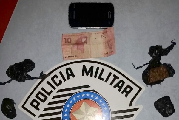 Droga, celular e uma nota de R$ 10, apreendidos pela PM, após denúncia anônima (Foto: Cedida/PM).