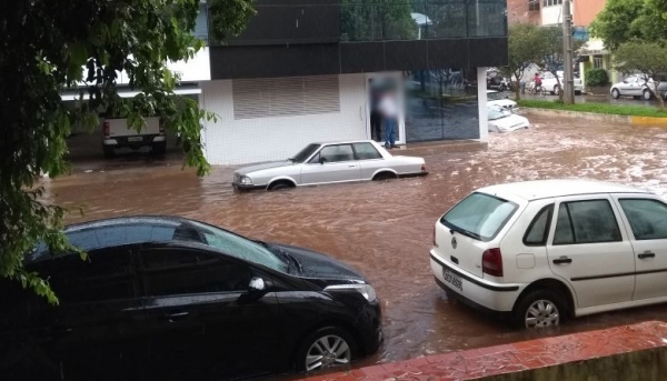 Carros ficaram parcialmente submersos no cruzamento da Alameda Fernão Dias com a Avenida Dr. Adhemar de Barros, proximidades do Fórum (Foto: Cedida).