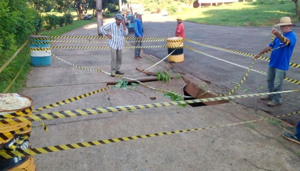 Buraco se abriu na calçada, às margens da Avenida Antônio Cescon, no Parque dos Pioneiros (Fotos: Cedidas).