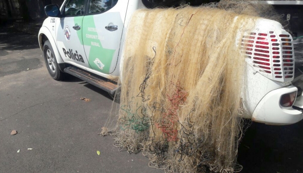 Materiais de pesca foram apreendidos pela PolÃcia Ambiental, em Adamantina (Foto: Cedida/PolÃcia Ambiental).