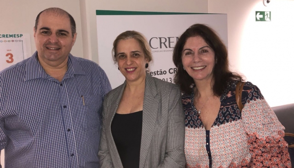 Vice-Reitor da UniFAI, ladeado pela Prof.ª Marilda, coordenadora do curso de medicina da FUNDEC e Prof.ª Nilva, coordenadora do curso de medicina da UNOESTE (Da Assessoria).