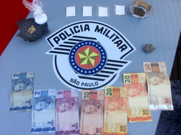 Droga, balança, embalagens e dinheiro foram apreendidos pela Polícia Militar, junto com o homem acusado de tráfico de drogas (Foto: Cedida/PM).