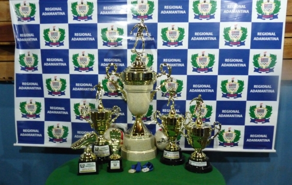 Troféus para as equipes com melhor classificação final, no Torneio de Futebol Médio da Independência (Divulgação).