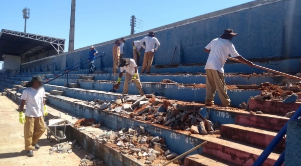 Reeducandos do Centro de Progressão Penitenciária de Pacaembu realizam melhorias no Estádio Municipal de Adamantina (Divulgação/Selar).