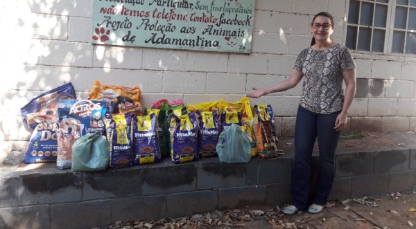 Maria Luiza Jordão Ravazi entregou as doações à ONG Apelos e Patas (Cedida).