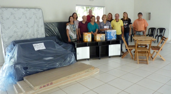 Prêmios foram entregues à ganhadora, Dulcinéia Zonzini Gonzales, com o cupom nº 16.145 (Foto: Cedida/Luan Nóbrega/Diário do Oeste).