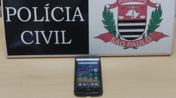 Celular do homem acusado de extorquir mulher foi apreendido para investigações (Foto: Polícia Civil).