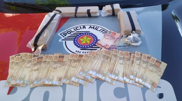 Droga, dinheiro e celulares apreendidos na operação, pela Polícia Militar. Um carro também foi apreendido pelos policiais (Foto: Cedida/PM).