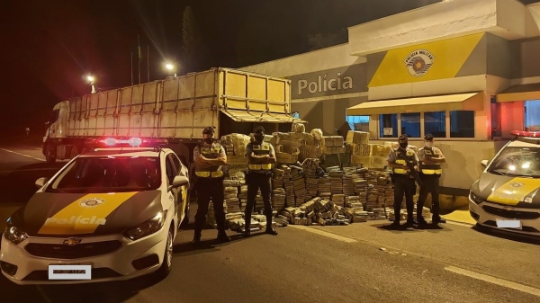 Droga apreendida em Presidente Prudente foi carregada em Alvorada do Sul (MS) e seria levada para Uberaba (MG). Motorista receberia R$ 10 mil pelo frete (Cedida/PM Rodoviária).