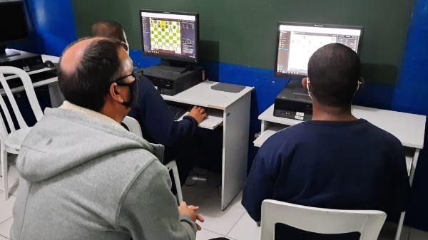 Jogos são realizados dentro dos próprios centros socioeducativos, utilizando computadores com acesso à internet, e obedecem ao sistema suíço de disputas (Divulgação).