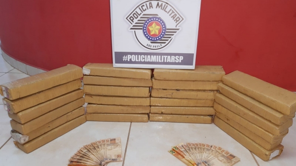 Droga apreendida durante fiscalização de trânsito, pela PM de Adamantina: policiais sentiram cheio da droga, fizeram a abordagem e encontraram o carregamento (Cedida/PM).