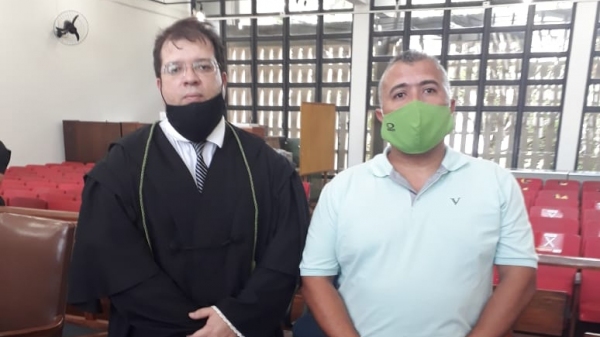 O advogado Alexandre Ramenzoni e o réu Ailton Aparecido dos Santos. Ele foi absolvido do crime sob argumento da legítima defesa (Cedida).