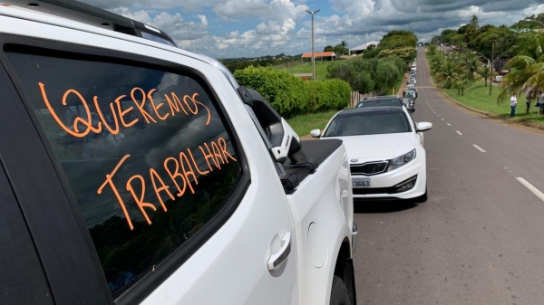 Em carreata, empresários defendem o direito de trabalhar, seguindo os protocolos sanitários definidos pelas autoridades (Foto: Siga Mais).