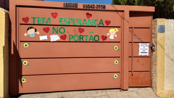 Portão da instituição se transformou em um painel para receber mensagens (Divulgação).