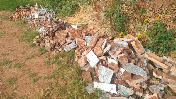 Restos de obras de túmulos são jogados na estrada de servidão (Cedida).