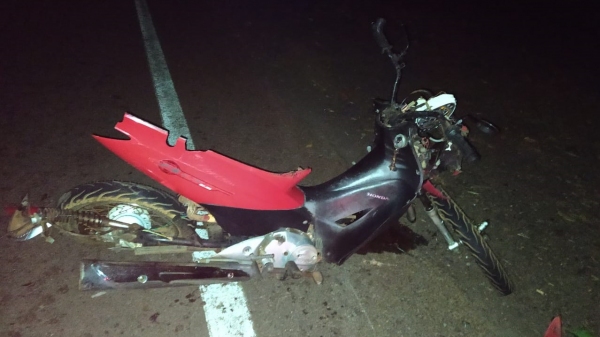 Moto onde estava o casal. Homem morreu e mulher ficou gravemente ferida (Cedida/PM Rodoviária).