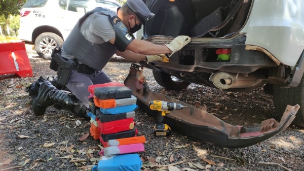 Droga estava em um fundo falso do veículo, entre a longarina e o para-choque traseiro (Foto: Cedida/PM Rodoviária).