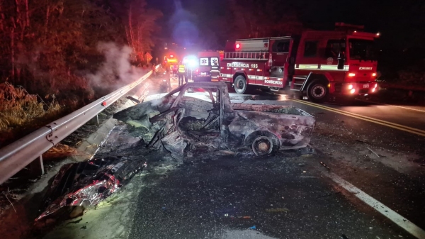 Veículo Saveiro ficou totalmente destruída após o acidente. Os três ocupantes tiveram os corpos carbonizados (Cedida/PM Rodoviária).