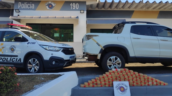 Os 65 tijolos de pasta base de cocaína pesaram 67,521 quilos (Cedida/PM Rodoviária).