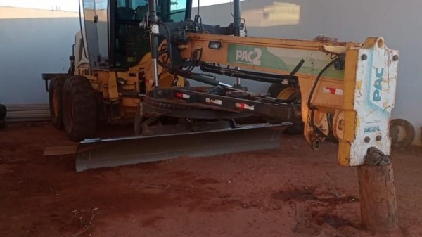 Motoniveladora está no cavalete, no almoxarifado, aguardando conclusão dos reparos, para que volte a atuar nas demandas da cidade (Foto: Cedida).