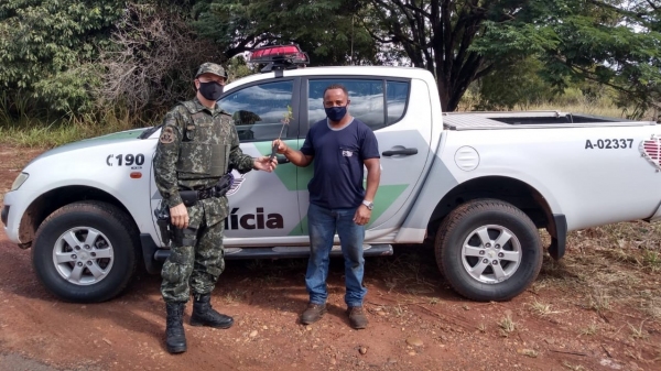 Distribuição e plantio de mudas de árvores nativas ocorreram nesta segunda-feira (Imagens: Cedidas/PM Ambiental).