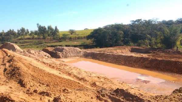 Intervenção na propriedade ocorreu em faixa de APP (Cedida/PM Ambiental).