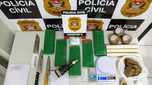 Droga e materiais apreendidos na casa do enfermeiro (Divulgação/Polícia Civil).
