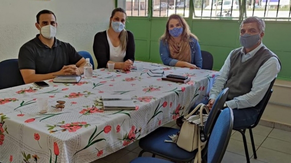 Secretário Rodrigo, diretora Rosana, a dirigente de ensino Irmes e o supervisor Hélio, em reunião na Emef Nelson Magnani (Cedida).