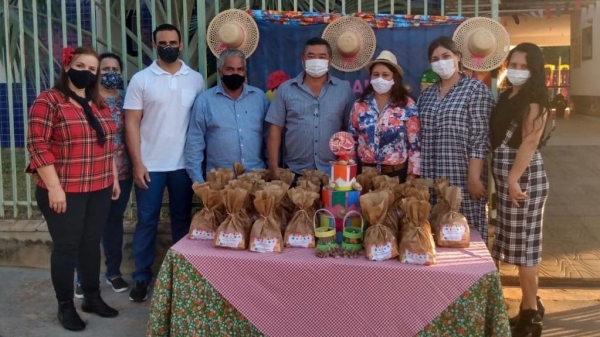 Prefeito, vice-prefeito, secretário de educação e comunidade escolar da Creche Municipal Proinfância Valdemir Magnani, neste domingo, na entrega dos kits juninos (Divulgação).