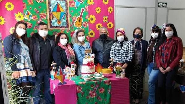 Representantes da área social, prefeito e vice-prefeito, na entrega dos mimos juninos aos moradores atendidos pelo CRAS de Mariápolis (Divulgação/Prefeitura de Mariápolis).