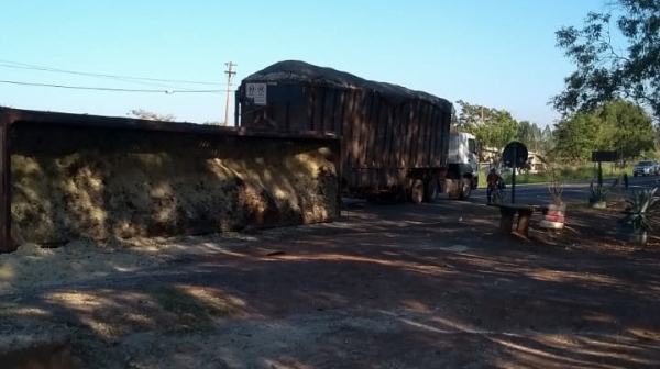 Carreta com carga bagaço de cana tombou à direita, em local crÃtico da SP-294 (Foto: Cedida/Claudemir Américo dos Santos)
