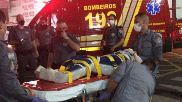 Motociclista foi imobilizada e socorrida pela equipe de resgate do Corpo de Bombeiros (Foto: Cedida).