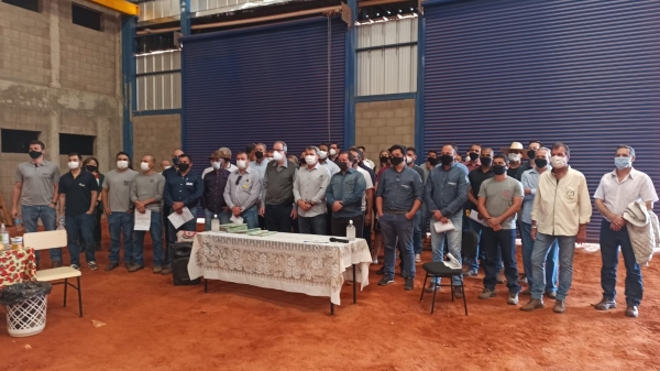 Poder público e investidores na entrega da ordem de serviço em Junqueirópolis (Divulgação).