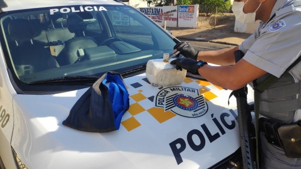 Droga apreendida pela Polícia Rodoviária era levada pela passageira de um ônibus (Cedida/PM Rodoviária).