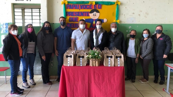 Educação municipal de Mariápolis entrega kits comemorativos ao Dia dos Pais (Foto: Divulgação).