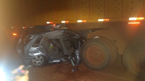 Automóvel colidiu em caminhão canavieiro que saÃa de estrada rural e adentrava na rodovia (Foto: Cedida/PM Rodoviária).