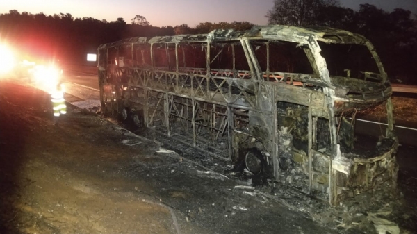 Ônibus ficou completamente destruído após o incêndio (Cedida/PM Rodoviária).