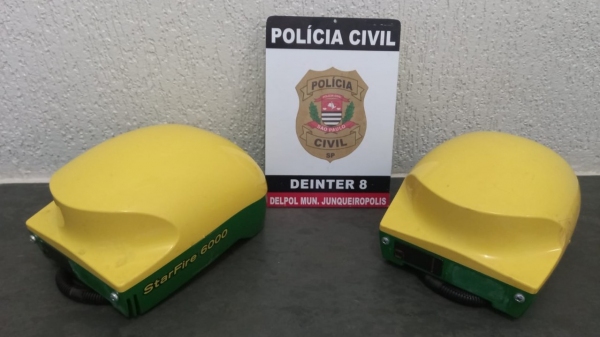Equipamentos transmissores de GPS que foram retirados das colheitadeiras de cana (Cedida/Polícia Civil).