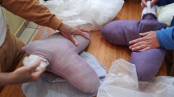 Reeducadas foram capacitadas para a realização dessas atividades e produziram 340 almofadas (Foto: Cedida).