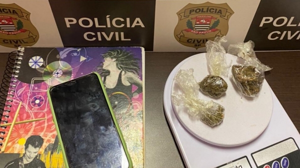 Droga e materiais apreendidos na operação. Um homem foi preso (Divulgação/Polícia Civil).