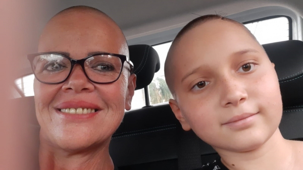 Acompanhado da mãe, Rosi Fresca, o pequeno Júnior volta para casa, depois de um mês hospitalizado, vÃtima de acidente de trânsito (Cedida).