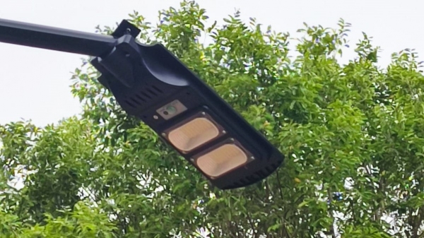Luminária inclinada, seja por falha na instalação ou no dispositivo, forte calor, vento, pouso de pássaro e até mesmo a ação de vândalos (Cedida).