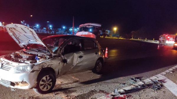 Veículo bateu em árvore e capotou, na altura do trevo de acesso a Parapuã, na SP-294 (Cedida/PM Rodoviária).