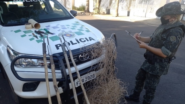 Policiamento ambiental encontrou e apreendeu materiais usados na caça, multou grupo e levou o caso à PolÃcia Civil (Divulgação/PM Ambiental).